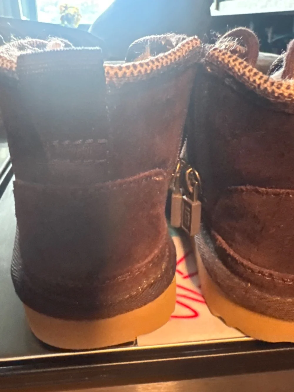 Kids brown Uggs size 9 like new!
